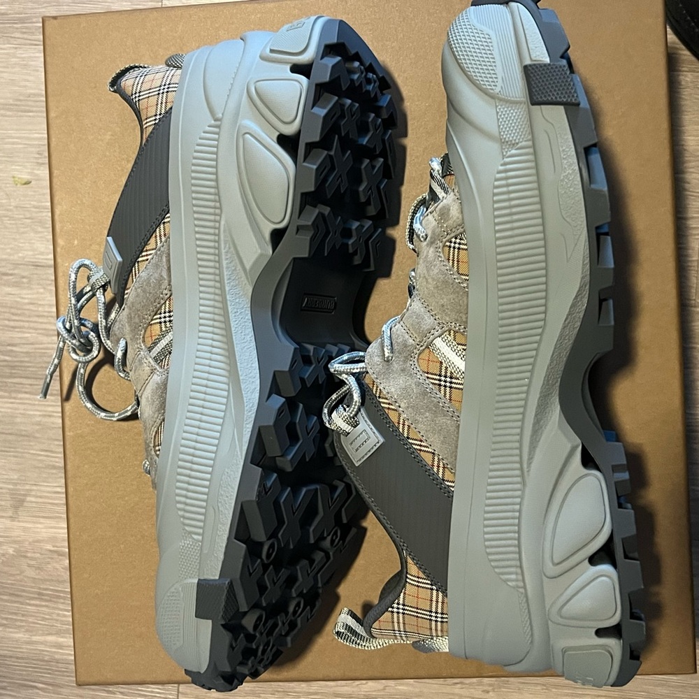 Burberry Arthur Brand New Size 44 = 11Mens